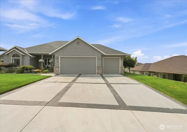 Photo 3 of Single family home for sale at 628 Briarwood Dr, East Wenatchee, WA 98802 | MLS# NWM2573002 | Listing updated on 2026-09-25