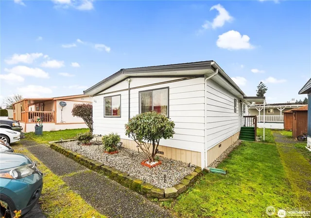 Photo 3 of Manufactured home for sale at 210 37th St Se #144, Auburn, WA 98002 | MLS# NWM2573021 | Listing updated on 2026-09-25