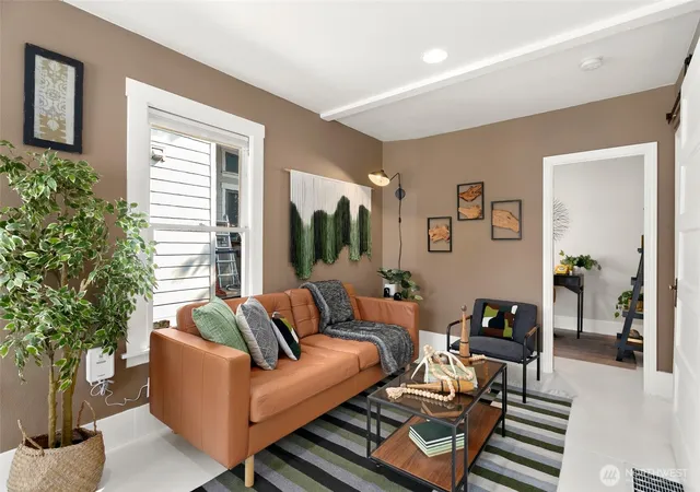 Photo 4 of Sale Pending at 917 Ne 72Nd St, Seattle, WA 98115 | MLS# NWM2573022 | Listing updated on 2026-09-22