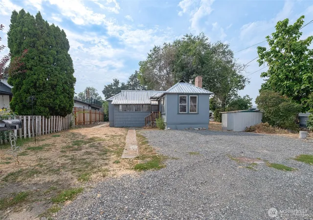 Photo 3 of Single family home for sale at 504 Ramona Ave, Wenatchee, WA 98801 | MLS# NWM2573042 | Listing updated on 2026-09-25