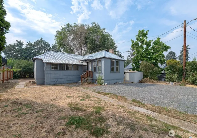Photo 3 of Single family home for sale at 504 Ramona Ave, Wenatchee, WA 98801 | MLS# NWM2573042 | Listing updated on 2026-09-25