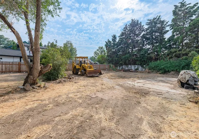 Photo 4 of Single family home for sale at 504 Ramona Ave, Wenatchee, WA 98801 | MLS# NWM2573042 | Listing updated on 2026-09-25