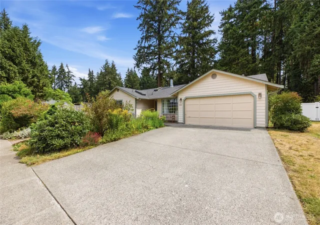 Photo 3 of Sale Pending at 8324 Lake Forest Dr Se, Olympia, WA 98503 | MLS# NWM2573070 | Listing updated on 2026-09-25