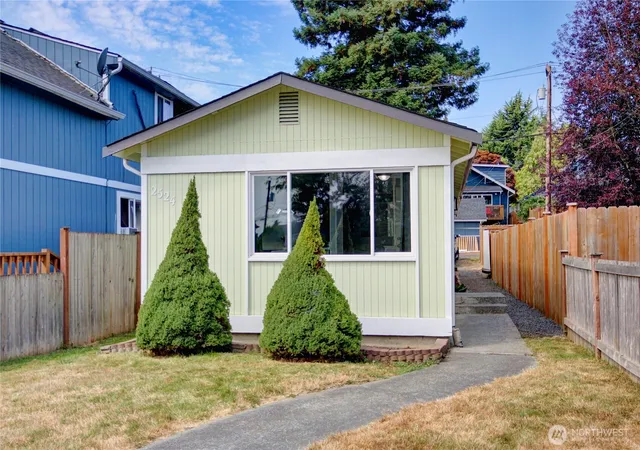 Photo 2 of Single family home for sale at 2524 Walnut St, Everett, WA 98201 | MLS# NWM2573112 | Listing updated on 2026-09-25