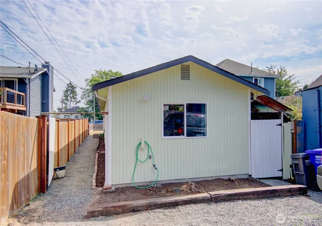 Photo 3 of Single family home for sale at 2524 Walnut St, Everett, WA 98201 | MLS# NWM2573112 | Listing updated on 2026-09-25