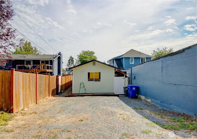 Photo 3 of Single family home for sale at 2524 Walnut St, Everett, WA 98201 | MLS# NWM2573112 | Listing updated on 2026-09-25