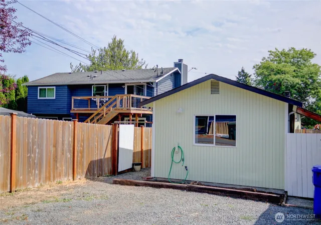 Photo 4 of Single family home for sale at 2524 Walnut St, Everett, WA 98201 | MLS# NWM2573112 | Listing updated on 2026-09-25