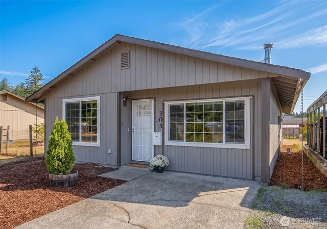 Photo 4 of Single family home for sale at 303 Olympia St E, Rainier, WA 98576 | MLS# NWM2573138 | Listing updated on 2026-09-25