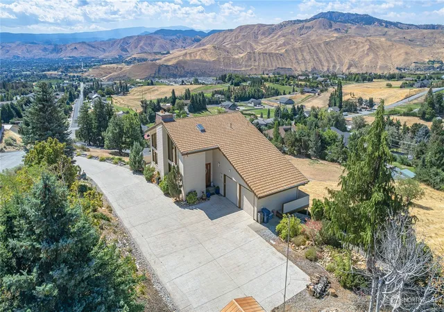 Photo 2 of Single family home for sale at 3808 School St, Wenatchee, WA 98801 | MLS# NWM2573140 | Listing updated on 2026-09-24