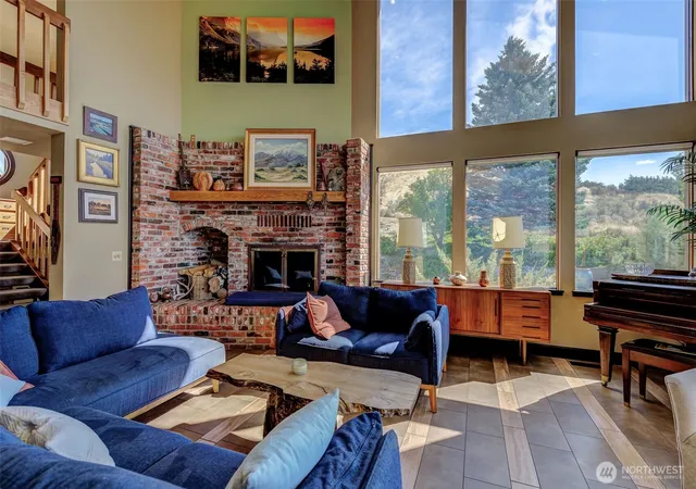 Photo 3 of Single family home for sale at 3808 School St, Wenatchee, WA 98801 | MLS# NWM2573140 | Listing updated on 2026-09-24