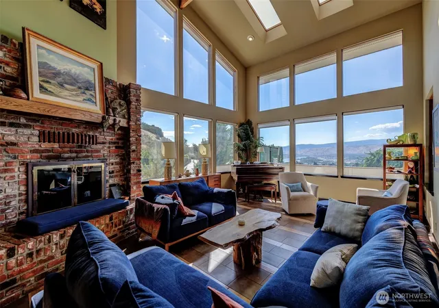 Photo 4 of Single family home for sale at 3808 School St, Wenatchee, WA 98801 | MLS# NWM2573140 | Listing updated on 2026-09-24