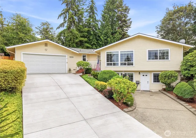 Single family home for sale at 2012 Se Lincoln Circle Circle, Renton, WA 98055 | MLS# NWM2573152