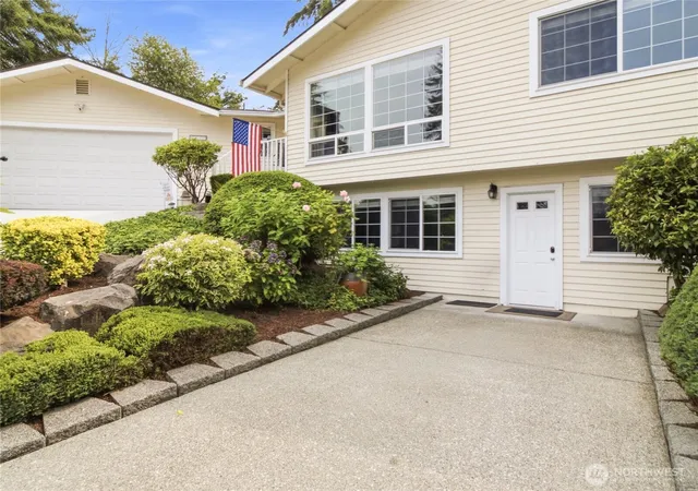 Photo 2 of Single family home for sale at 2012 Se Lincoln Circle Circle, Renton, WA 98055 | MLS# NWM2573152 | Listing updated on 2026-10-20