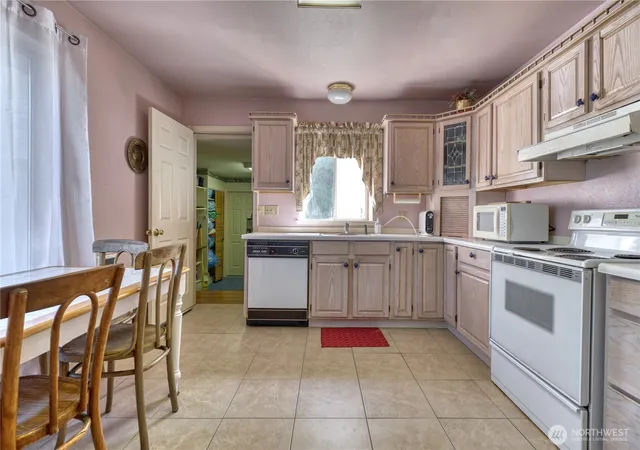 Photo 4 of Sale Pending at 2145 Fir St, Point Roberts, WA 98281 | MLS# NWM2573179 | Listing updated on 2026-09-29