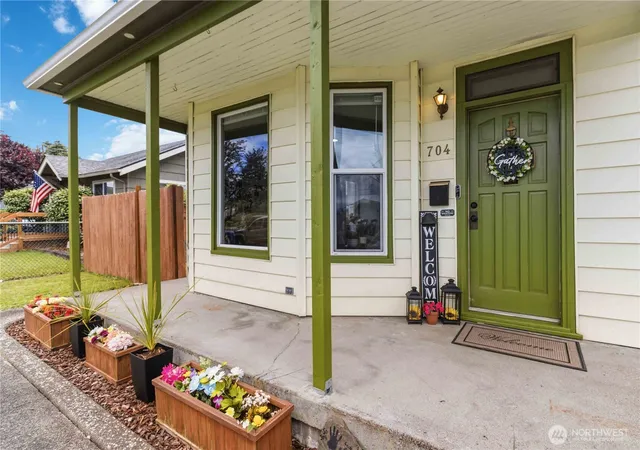 Photo 2 of Sale Pending at 704 Columbia St, Kelso, WA 98626 | MLS# NWM2573207 | Listing updated on 2026-09-24