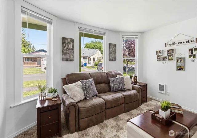 Photo 3 of Sale Pending at 704 Columbia St, Kelso, WA 98626 | MLS# NWM2573207 | Listing updated on 2026-09-24