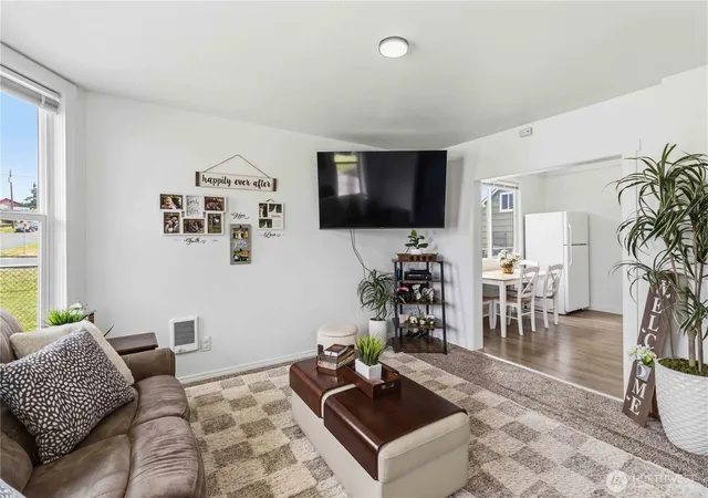 Photo 4 of Sale Pending at 704 Columbia St, Kelso, WA 98626 | MLS# NWM2573207 | Listing updated on 2026-09-24