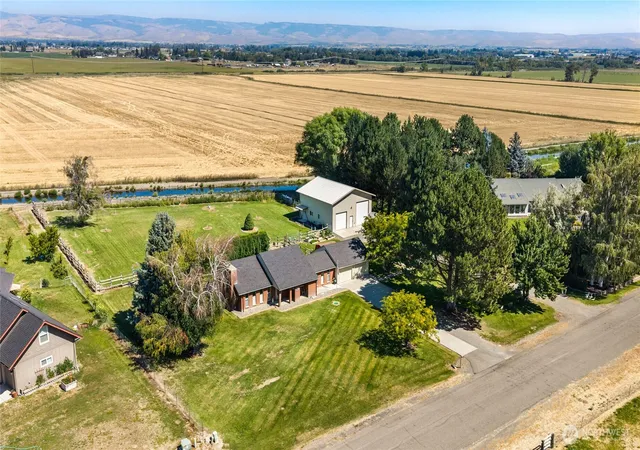 Photo 2 of Single family home for sale at 220 E Willis Rd, Ellensburg, WA 98926 | MLS# NWM2573215 | Listing updated on 2026-09-21