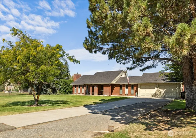 Photo 3 of Single family home for sale at 220 E Willis Rd, Ellensburg, WA 98926 | MLS# NWM2573215 | Listing updated on 2026-09-21