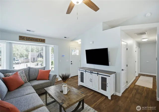 Photo 3 of Single family home for sale at 2622 S 362nd Pl, Federal Way, WA 98003 | MLS# NWM2573245 | Listing updated on 2026-09-25