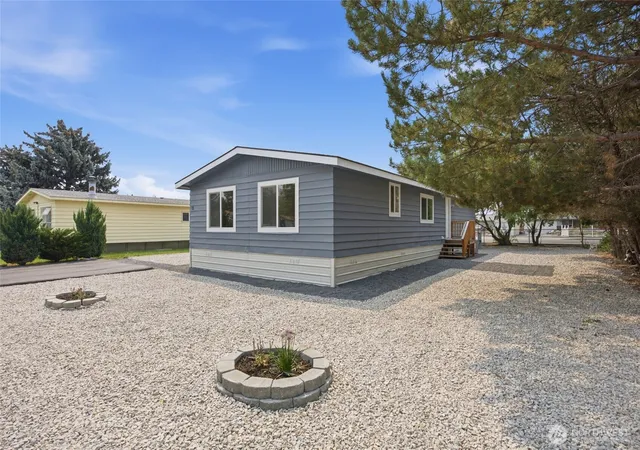 Photo 1 of Sale Pending at 4816 Airway Dr Ne #18, Moses Lake, WA 98837 | MLS# NWM2573270 | Listing updated on 2026-09-30