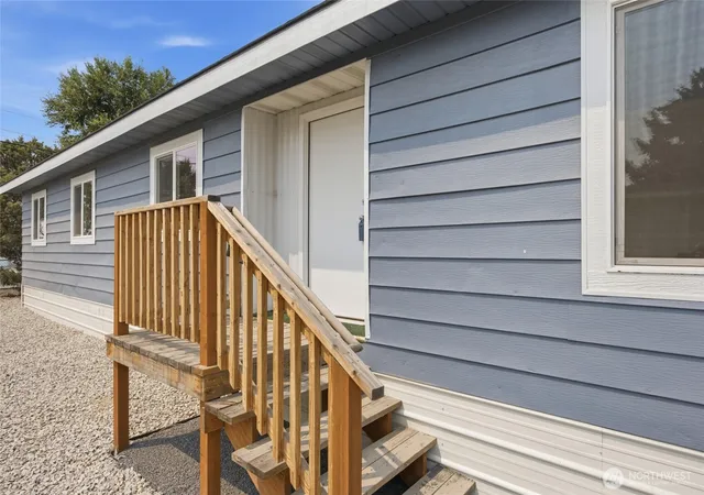 Photo 2 of Sale Pending at 4816 Airway Dr Ne #18, Moses Lake, WA 98837 | MLS# NWM2573270 | Listing updated on 2026-09-30