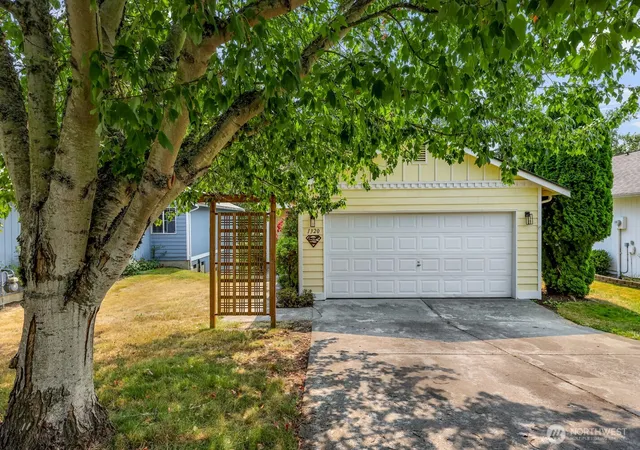 Photo 2 of Single family home for sale at 1320 Fruitland Dr, Bellingham, WA 98226 | MLS# NWM2573290 | Listing updated on 2026-09-25