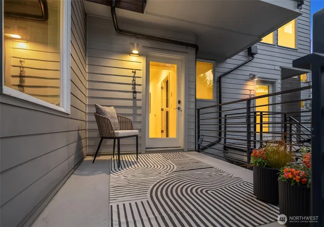 Photo 3 of Townhouse for sale at 727 Belmont Ave E, Seattle, WA 98102 | MLS# NWM2573295 | Listing updated on 2026-09-24