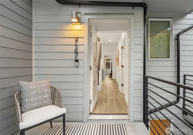 Photo 4 of Townhouse for sale at 727 Belmont Ave E, Seattle, WA 98102 | MLS# NWM2573295 | Listing updated on 2026-09-24