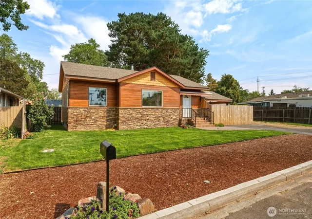 Photo 2 of Single family home for sale at 1707 J St, Walla Walla, WA 99362 | MLS# NWM2573297 | Listing updated on 2026-09-30