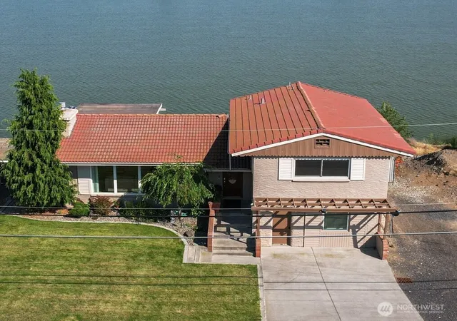 Photo 1 of Single family home for sale at 1345 W Lakeside Dr, Moses Lake, WA 98837 | MLS# NWM2573308 | Listing updated on 2026-09-25