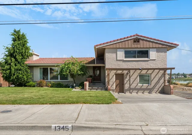 Photo 2 of Single family home for sale at 1345 W Lakeside Dr, Moses Lake, WA 98837 | MLS# NWM2573308 | Listing updated on 2026-09-25