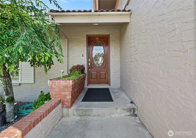 Photo 3 of Single family home for sale at 1345 W Lakeside Dr, Moses Lake, WA 98837 | MLS# NWM2573308 | Listing updated on 2026-09-25