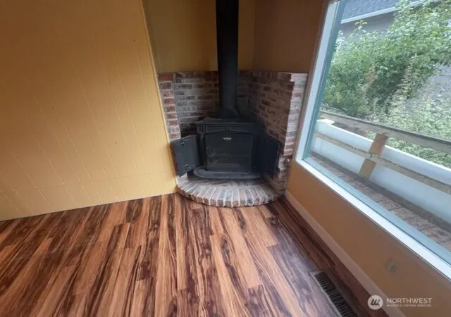Photo 3 of Single family home for sale at 1611 Oakes Ave, Everett, WA 98201 | MLS# NWM2573339 | Listing updated on 2026-10-02