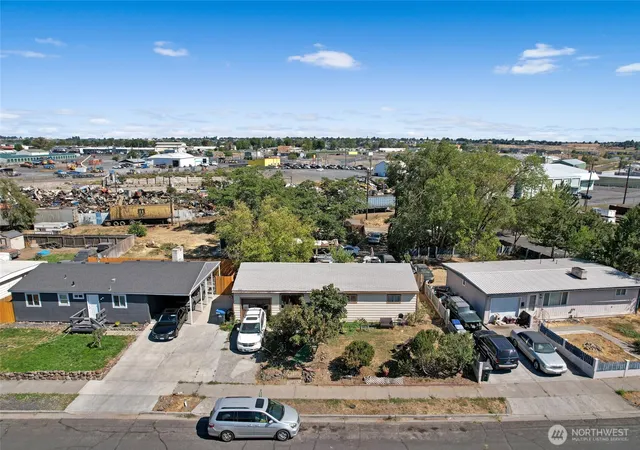 Photo 2 of Single family home for sale at 1435 W Sunset Dr, Moses Lake, WA 98837 | MLS# NWM2573349 | Listing updated on 2026-09-25