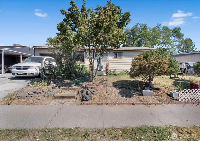 Photo 4 of Single family home for sale at 1435 W Sunset Dr, Moses Lake, WA 98837 | MLS# NWM2573349 | Listing updated on 2026-09-25