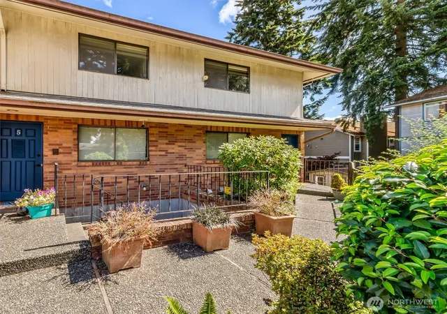 Photo 2 of Sale Pending at 2418 Euclid Ave #6, Everett, WA 98203 | MLS# NWM2573361 | Listing updated on 2026-09-25