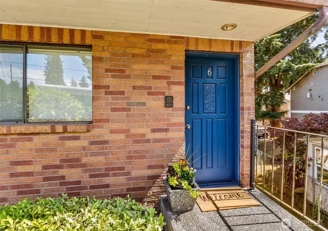 Photo 3 of Sale Pending at 2418 Euclid Ave #6, Everett, WA 98203 | MLS# NWM2573361 | Listing updated on 2026-09-25