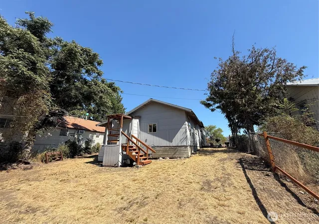 Photo 2 of Single family home for sale at 426 Hanford St, Omak, WA 98841 | MLS# NWM2573375 | Listing updated on 2026-09-25