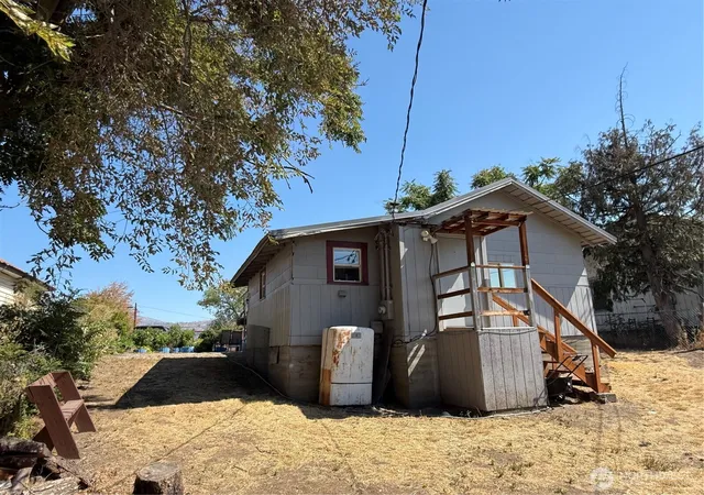 Photo 3 of Single family home for sale at 426 Hanford St, Omak, WA 98841 | MLS# NWM2573375 | Listing updated on 2026-09-25