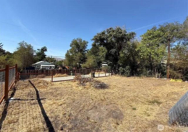 Photo 4 of Single family home for sale at 426 Hanford St, Omak, WA 98841 | MLS# NWM2573375 | Listing updated on 2026-09-25