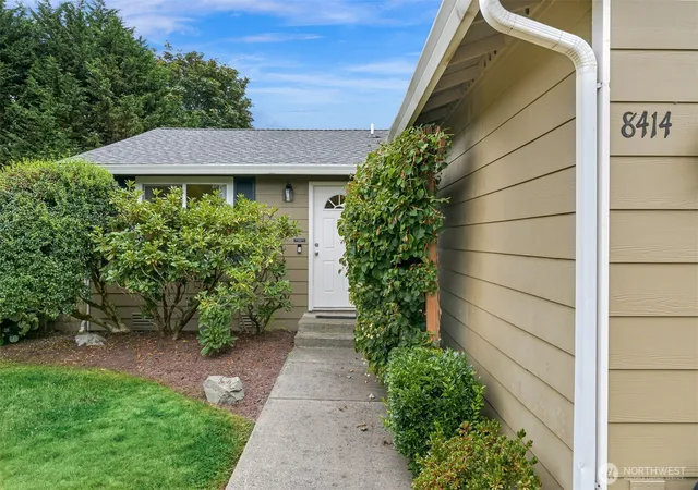 Photo 2 of Sale Pending at 8414 14th Pl Se, Lake Stevens, WA 98258 | MLS# NWM2573389 | Listing updated on 2026-09-30