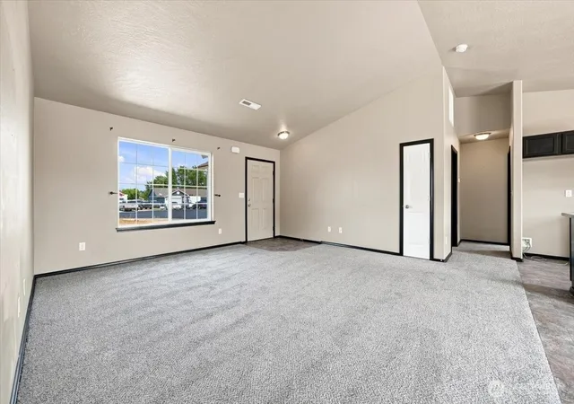 Photo 3 of Sale Pending at 462 E 15th Pl, Kennewick, WA 99337 | MLS# NWM2573427 | Listing updated on 2026-09-25