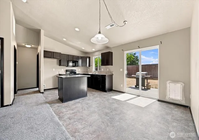 Photo 4 of Sale Pending at 462 E 15Th Pl, Kennewick, WA 99337 | MLS# NWM2573427 | Listing updated on 2026-09-25