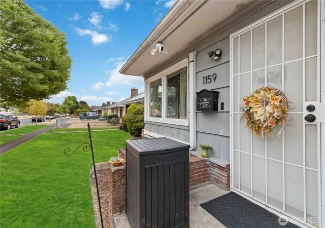 Photo 2 of Single family home for sale at 1159 19th Ave, Longview, WA 98632 | MLS# NWM2573466 | Listing updated on 2026-09-25