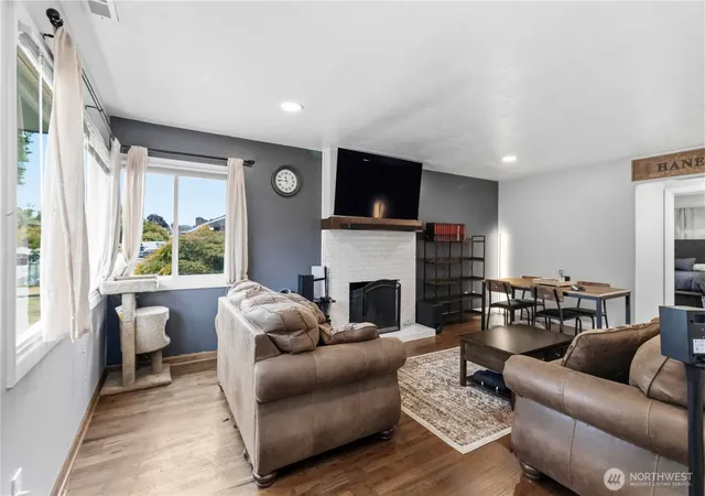 Photo 3 of Single family home for sale at 1159 19th Ave, Longview, WA 98632 | MLS# NWM2573466 | Listing updated on 2026-09-25