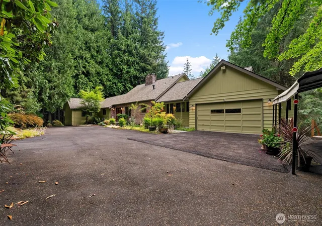Photo 4 of Single family home for sale at 25235 Se Mirrormont Dr, Issaquah, WA 98027 | MLS# NWM2573483 | Listing updated on 2026-09-29