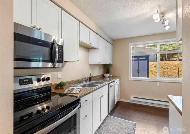 Photo 4 of Sale Pending at 515 Roe St, Steilacoom, WA 98388 | MLS# NWM2573527 | Listing updated on 2026-09-29