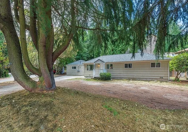 Photo 4 of Single family home for sale at 22910 Edmonds Way, Edmonds, WA 98020 | MLS# NWM2573546 | Listing updated on 2026-10-07