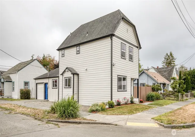 Photo 1 of Single family home for sale at 800 E Market St, Aberdeen, WA 98520 | MLS# NWM2573573 | Listing updated on 2026-09-28